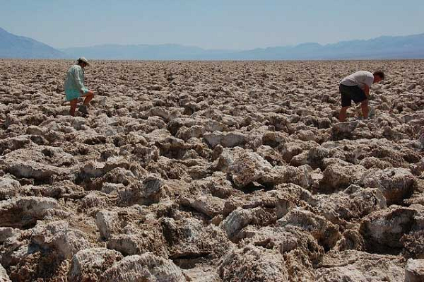 Thời gian sau đó, khí hậu lại ấm lên một lần nữa, lượng mưa giảm khiến các hồ nước trở nên khô cạn. Nước bốc hơi, các khoáng chất hòa tan và ngưng tụ dưới đáy hồ, để lại một lớp muối dày trên bề mặt của Thung lũng Chết. Sau mùa lũ lụt tại lưu vực sông Badwater, những chảo muối lại trở nên khô cằn.