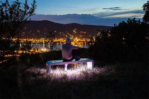 Size ghế nhỏ nhất đủ chỗ 3 người ngồi, được trang bị hai cổng sạc USB cùng một bộ sạc không dây và wifi.