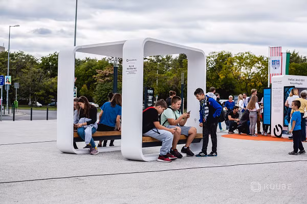 Ghế thông minh có thể có thể đáp ứng nhu cầu sạc pin khá đa dạng bởi có tới 4 hệ thống sạc (dành cho cổng sạc USB và bộ sạc không dây).