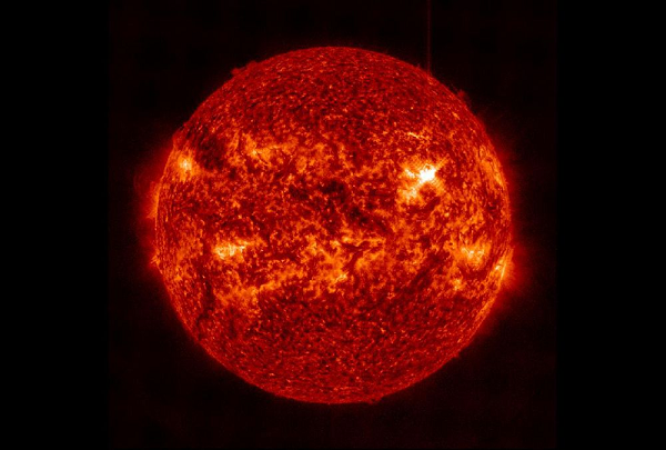 Có thể một trong những hành tinh của Cận Tinh phù hợp cho sự sống. Tuy nhiên, gần đây, các nhà khoa học đã phát hiện ra dấu hiệu của thời tiết không gian khốc liệt từ Cận Tinh.