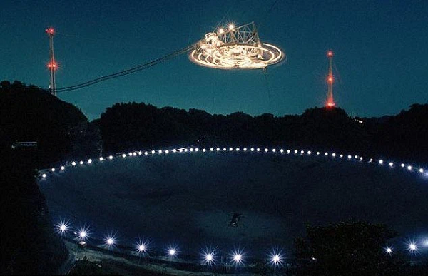 Năm 2010, một thông điệp được viết bằng tiếng Klingon - ngôn ngữ được sử dụng bởi người ngoài hành tinh hư cấu trong vũ trụ "Star Trek", được gửi đi để mời họ (nếu có thật) tham dự một vở opera ở Hà Lan.