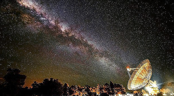 Không chỉ dùng sóng vô tuyến, con người còn sử dụng đồ vật ở Trái đất để gửi thông điệp tới người ngoài hành tinh. Năm 1977, tàu Voyage 1 và 2 được phóng đi mang theo một đĩa ghi vàng (Golden Record) chứa âm nhạc, âm thanh xung quanh Trái đất.