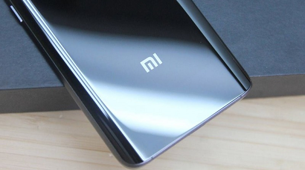 Loại chất lỏng dùng trong camera có hệ số truyền sáng rất cao cùng độ tán sắc thấp. Các chỉ số này sẽ giúp người dùng có trải nghiệm chụp ảnh thật sự tốt. Nó còn có khả năng chống chịu những điều kiện môi trường khắc nghiệt.