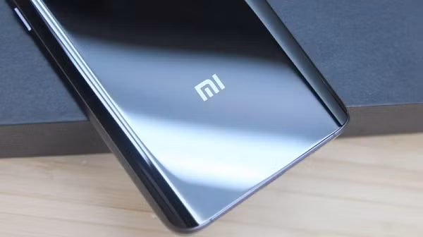 Loại chất lỏng dùng trong camera có hệ số truyền sáng rất cao cùng độ tán sắc thấp. Các chỉ số này sẽ giúp người dùng có trải nghiệm chụp ảnh thật sự tốt. Nó còn có khả năng chống chịu những điều kiện môi trường khắc nghiệt.