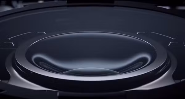 Xiaomi cho biết, loại ống kính bằng chất lỏng này có thể chụp mọi thứ, từ chụp xa cho đến cả chụp gần. Bên cạnh đó khả năng lấy nét tự động cũng được cải thiện nhanh chóng hơn.