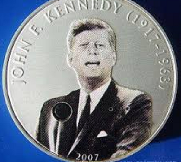Điều thú vị nhất là trên mặt đồng xu có một cái nút nhỏ, khi nhấn vào, một đoạn ngắn bài diễn văn ngắn của tổng thống Kenedy sẽ được phát ra. Lý do khiến đồng xu này ra đời thì... vẫn chưa ai giải thích được.