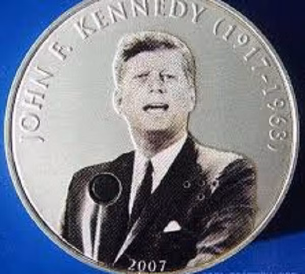 Điều thú vị nhất là trên mặt đồng xu có một cái nút nhỏ, khi nhấn vào, một đoạn ngắn bài diễn văn ngắn của tổng thống Kenedy sẽ được phát ra. Lý do khiến đồng xu này ra đời thì... vẫn chưa ai giải thích được.