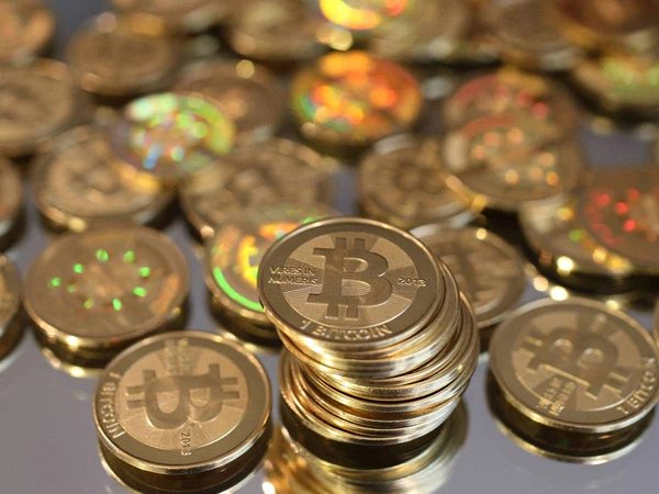 Một loại tiền tệ kỹ thuật số, được lưu hành từ năm 2009 tên là Bitcoin. Trong vài năm ngắn ngủi, Bitcoin đã khiến cả thế giới phải sửng sốt khi giá trị tăng chóng mặt. Rất nhiều loại hình thanh toán trực tuyến đã chấp nhận sử dụng Bitcoin. Thậm chí, tại Canada còn có cây ATM cho phép đổi Bitcoin thành tiền thật.