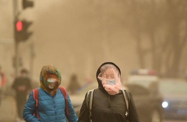 Người dân thành phố sử dụng kính bảo hộ, mặt nạ và lưới che tóc để bảo vệ bản thân khỏi không khí ngột ngạt.