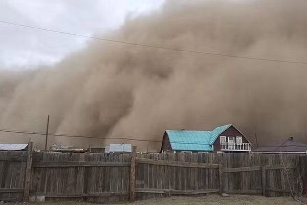Nguyên nhân dẫn tới hiện tượng bão cát này là do gió lớn mang cát từ Nội Mông và các khu vực khác của tây bắc Trung Quốc tới.