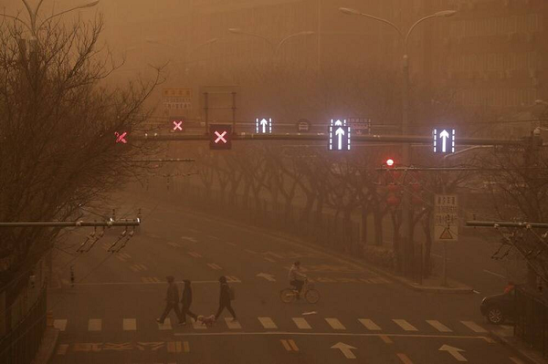 Một số người dùng cho biết không khí ô nhiễm hiện nay gợi nhớ đến bộ phim khoa học viễn tưởng về ngày tận thế Interstellar. “Cơn bão cát màu đỏ cam này khiến trời đất như ngày tận thế”, một người dùng Weibo bình luận.