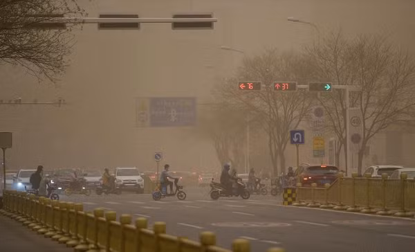 Sáng 15/3, chất lượng không khí tại thủ đô Bắc Kinh đã đạt ngưỡng rất cao. Mức độ bụi mịn PM2.5 tăng vọt lên 732 microgam/m3 vào 9h sáng. Mức PM2.5 tiêu chuẩn của Tổ chức Y tế thế giới (WHO) đặt ra là 25 microgam/m3.