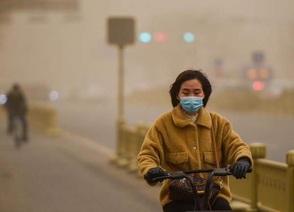 Trung tâm Khí tượng Thủy văn Quốc gia khuyến cáo người dân đề phòng gió lớn và bão cát, đồng thời cảnh báo cánh tài xế chuẩn bị cho tình trạng tầm nhìn bị hạn chế.