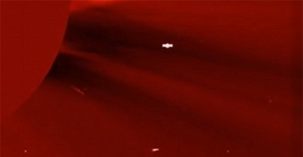 Những người tìm kiếm sự tồn tại của các vật thể bay không xác định đã đưa ra phỏng đoán sau khi phát hiện một vật thể bí ẩn trong những tấm ảnh chụp hoạt động của Mặt Trời do NASA công bố.