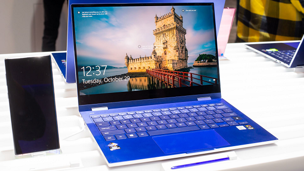 Máy tính cá nhân đắt nhất của Samsung hiện nay là Galaxy Book Flex QLED, mẫu 15.6 inch giá 1.399,99 USD. Gói bảo hiểm SamsungCare+ 3 năm có giá 349,99 USD, vỏ bảo vệ Galaxy Book S giá 79,99 USD. Ổ cứng di động 2TB giá 229,99 USD. màn hình Smart Monitor 32 inch (cài sẵn Microsoft 365) và bộ ứng dụng giải trí trị giá 369,99 USD. Tổng cộng: 2.429,95 USD