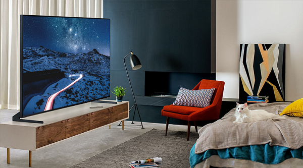 Mẫu 8K Smart TV giá 59.999,99 USD. Dịch vụ gắn tường kèm bảo hành 4 năm nâng tổng chi phí lên 62.669,98 USD.