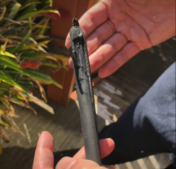 Tai nạn xảy ra khi De Rose đang ngồi trong văn phòng thì bất ngờ cảm thấy đau ở chân và nghe thấy âm thanh phát ra từ túi của mình. Sau đó, De Rose lôi chiếc iPhone X ra khỏi túi, thiết bị mới hơn một năm tuổi, thì phát hiện có khói đen bốc ra từ nó.