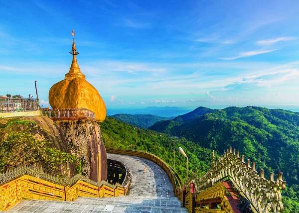 Nhìn thoáng qua, nhiều người có cảm tưởng hòn đá sẽ lăn xuống vực bất kỳ lúc nào. Tương truyền bảo tháp trên hòn đá chính là sợi tóc của ngài nên Đá Vàng có thể nằm vững chãi trên vách núi.