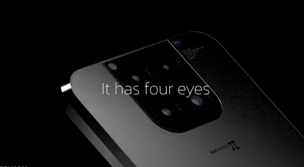 Mặt sau màu xám nhạt, được cho là sử dụng năng lượng mặt trời, có chức năng mở khóa bằng vân tay siêu âm dưới màn hình ở mặt trước, mặt sau được trang bị camera với 4 thấu kính.