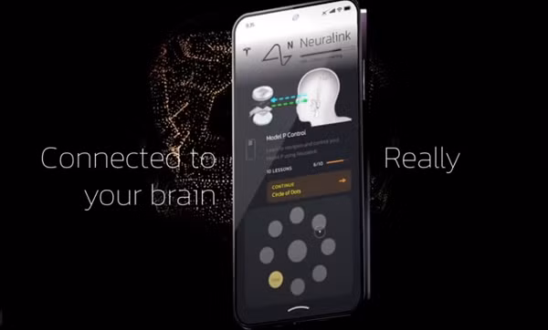 Mặt trước của điện thoại có camera dạng lỗ đục, với biểu tượng phím tắt gọi và chụp ảnh ở cuối màn hình chờ.