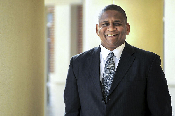 Câu chuyện bắt đầu khi người bạn cùng phòng của Hollis (quản lý truyền thông của ĐH George Mason tại bang Virginia, Mỹ) mắc COVID-19 vào mùa xuân năm 2020, ông tin mình cũng sẽ mắc bệnh chết người này.