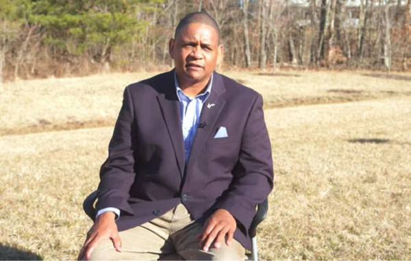 Theo BBC, máu ông John Hollis được phát hiện chứa siêu kháng thể có khả năng vô hiệu hóa virus corona, ngay cả khi máu ông được pha loãng 10.000 lần.