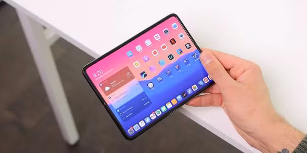 Việc làm nóng màn hình được làm từ nhựa có thể cho phép màn hình linh hoạt hơn và dễ uốn hơn. Tuy nhiên, nhiệt độ cao có thể gây ảnh hưởng xấu. Khi được thực hiện nhiều lần, màn hình có thể cứng và dễ nứt hơn.