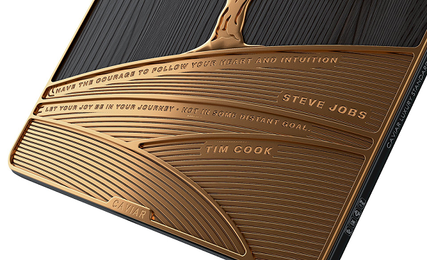 Ở phía dưới khắc hai câu nói nổi tiếng của cố CEO Steve Jobs: "Hãy can đảm để làm theo trái tim và trực giác của bạn"...