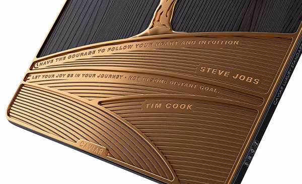 Ở phía dưới khắc hai câu nói nổi tiếng của cố CEO Steve Jobs: "Hãy can đảm để làm theo trái tim và trực giác của bạn"...