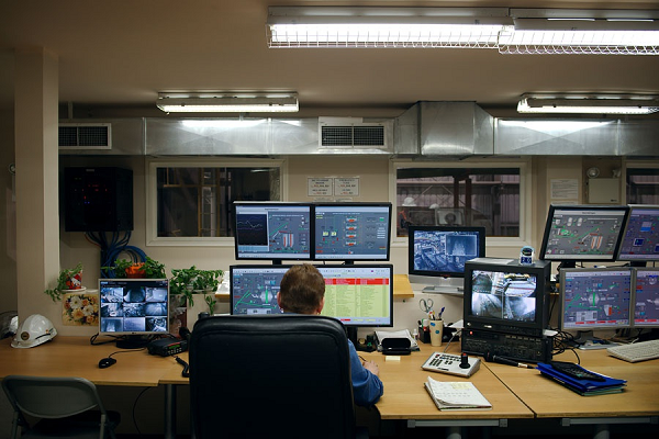 Đây là công việc khó khăn, các công nhân/nhân viên phải làm việc 12 giờ mỗi ngày trong hai tháng liên tục trước khi nghỉ hai tháng.