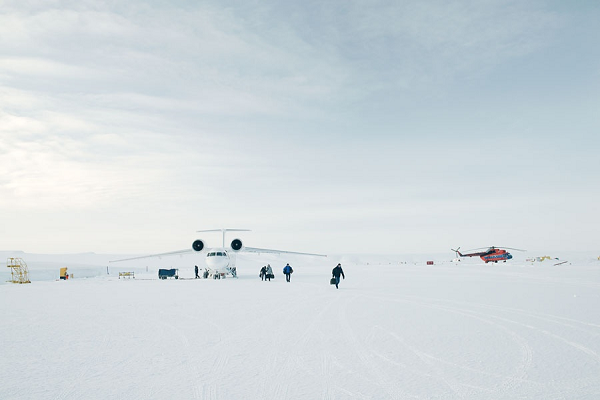 Trại công nhân trị giá 40 triệu USD bao gồm một phòng tập thể dục kích thước đầy đủ, phòng thể thao, bàn bi-a, phòng âm nhạc, thư viện, phòng cầu nguyện, TV và thư viện video.