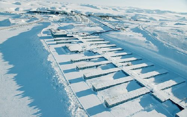 Người ta phát hiện mỏ vàng Kupol từ những năm 1930. Những vỉa vàng bị chôn vùi dưới lớp băng ở vùng xa xôi này của nước Nga đã từng được khai thác bởi các tù nhân.