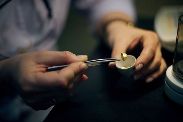 Trước đó, người ta mất 5 năm để xây dựng khu mỏ. Kinross Gold đã thuê 1.200 công nhân làm việc khai thác vàng.