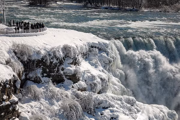 Niagara thực tế là hai thác nước, một ở Mỹ và một ở Canada, tạo nên cảnh tượng kép. Thác ở Canada được khéo léo đặt tên là Móng Ngựa và thu hút khoảng 11 triệu người mỗi năm.