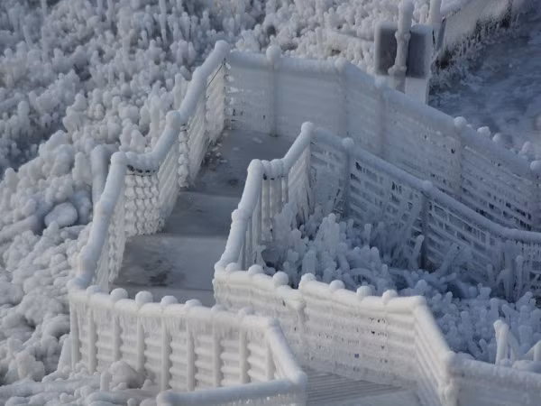 Không chỉ vậy, hầu như hàng năm, thường là vào tháng 1, những cây cầu băng hình thành ở chân thác Niagara kết nối Mỹ với Canada một cách tự nhiên.