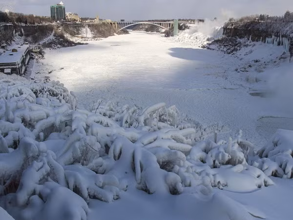 Nếu đến thăm địa điểm này vào thời điểm trước khi băng tuyết bắt đầu tan, du khách sẽ cảm tưởng sông Niagara trông giống cánh đồng băng giá hơn là một con sông.
