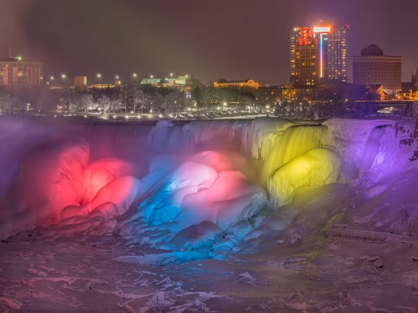 Không chỉ ban ngày, hoàng hôn và buổi đêm tại thác Niagara cũng mang vẻ đẹp mê hoặc. Khu vực thác được chiếu sáng bằng đèn LED mỗi đêm với những ánh đèn đầy màu sắc được vẽ trên các gò tuyết dày, lung linh huyền ảo.