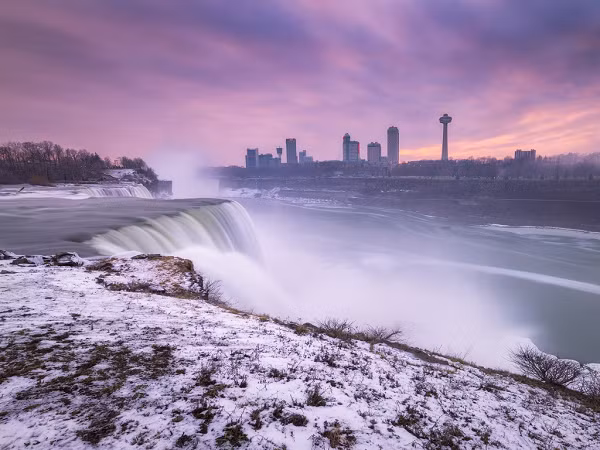 Dù không cao nhưng các thác Niagara rất rộng. Với hơn 168.000 mét khối nước rơi xuống mỗi phút vào thời điểm nhiều nhất, và trung bình gần 110.000 mét khối mỗi phút, đây là thác nước mạnh nhất ở Bắc Mỹ.