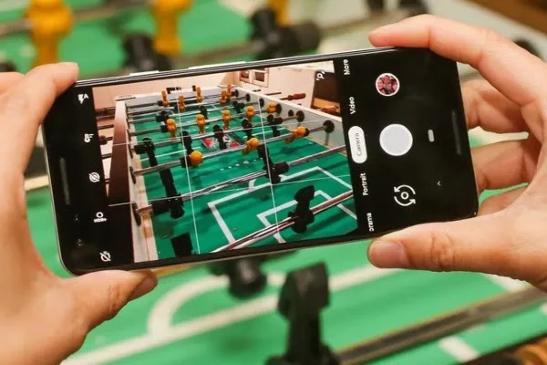 Pixel 3 có khả năng chụp hình rất đẹp và nổi bật, dù cũng chỉ có một camera đơn 12.2MP với khẩu độ f/1.8, tích hợp công nghệ xử lý hình ảnh Pixel Visual Core.