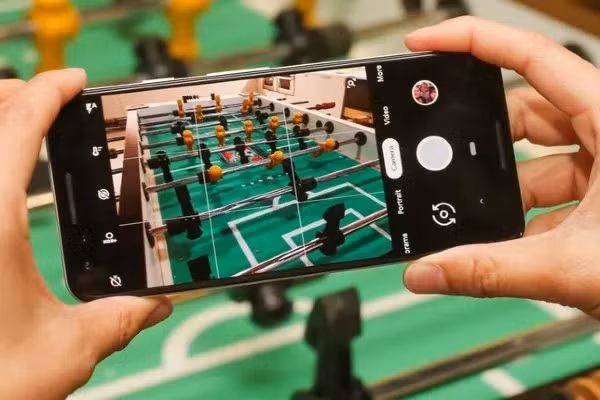 Pixel 3 có khả năng chụp hình rất đẹp và nổi bật, dù cũng chỉ có một camera đơn 12.2MP với khẩu độ f/1.8, tích hợp công nghệ xử lý hình ảnh Pixel Visual Core.