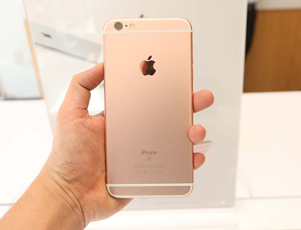 iPhone 6S Plus vẫn là một lựa chọn hấp dẫn ở phân phúc giá khoảng 3 triệu đồng dù đã ra đời được 7 năm. Máy vẫn giữ được sự yêu thích của người dùng do Apple hỗ trợ cập nhật lên phiên bản iOS mới.