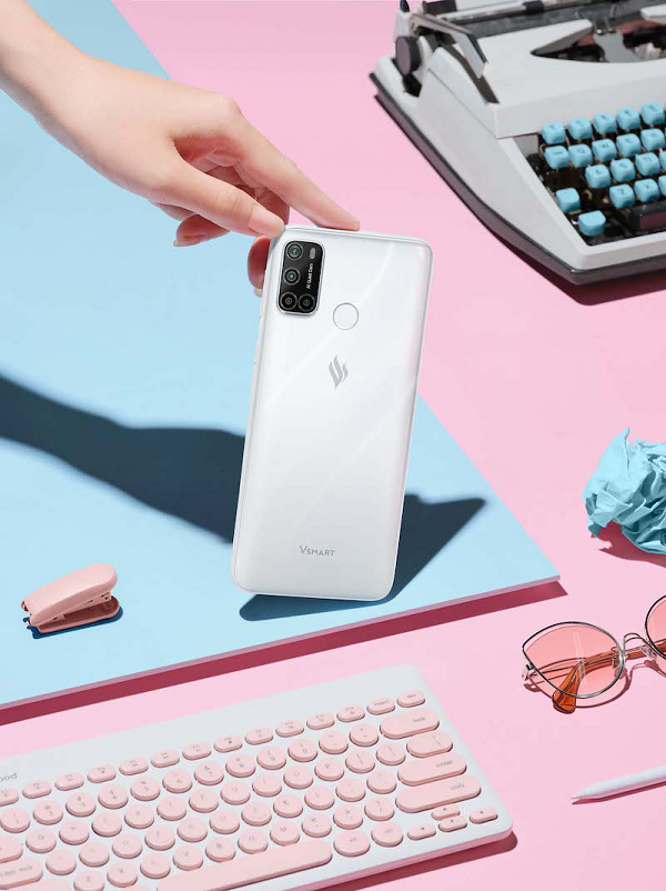 Vsmart Joy 4 có màn hình lớn kích thước 6.5 inch độ phân giải Full HD+ tấm nền LTPS IPS LCD. Mặt sau Joy 4 là cụm 4 camera với camera chính 16MP khẩu độ f/1.8, kết hợp camera góc rộng 8MP, f/2.2, camera chân dung 2MP và cuối cùng là camera macro 2MP.