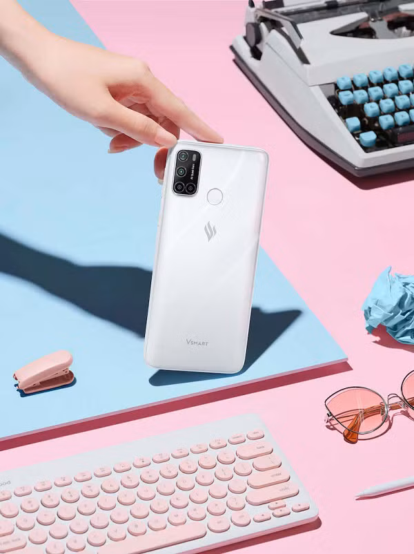 Vsmart Joy 4 có màn hình lớn kích thước 6.5 inch độ phân giải Full HD+ tấm nền LTPS IPS LCD. Mặt sau Joy 4 là cụm 4 camera với camera chính 16MP khẩu độ f/1.8, kết hợp camera góc rộng 8MP, f/2.2, camera chân dung 2MP và cuối cùng là camera macro 2MP.