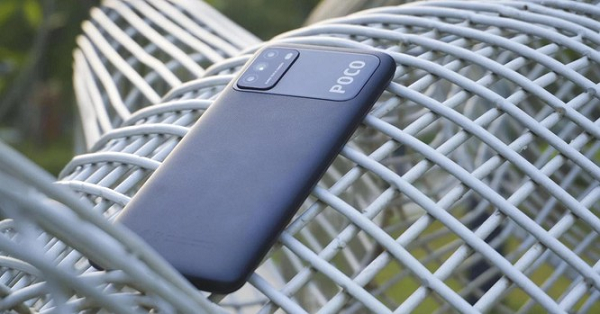 Xiaomi Poco M3 có mặt lưng giả da rất ấn tượng, không chỉ tạo cảm giác sang trọng mà còn giúp chống bám vân tay và mồ hôi, điều mà không có đối thủ nào trong phân khúc giá làm được.