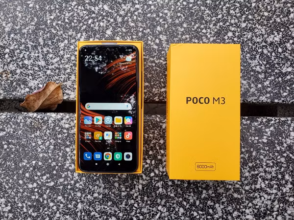 Poco M3 sở hữu camera đặc biệt so với các dòng smartphone trên thị trường. Cụm camera này kế khá lớn và được Xiaomi bố trí cả logo bên trong. Về thông số, máy chỉ có 3 camera với camera chính 48MP f/1.79, camera macro 2MP và camera đo chiều sâu 2MP.