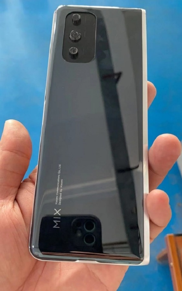 Một phiên bản smartphone màn hình gập của Xiaomi đã bất ngờ lộ diện. Một nguồn tin cho biết, đây là một sản phẩm thuộc dòng Mi MIX và máy có màn hình gập vào trong, tương tự như Galaxy Fold đến từ Samsung hay Huawei Mate X2.