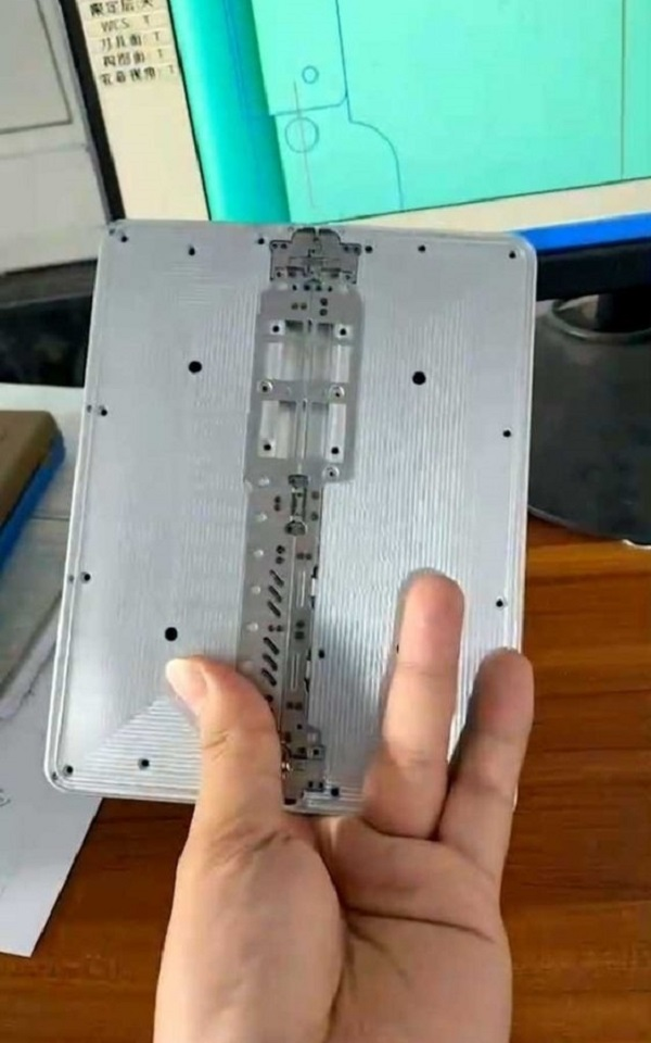 Hình ảnh chỉ cho thấy mặt sau của máy, trong khi phía trước chưa có màn hình. Có thể thấy cụm 3 camera nằm trong module hình chữ nhật, nhưng đây chỉ là mô hình, chưa phải ống kính thực sự. Vì vậy, thiết kế có thể thay đổi trong sản phẩm thương mại.