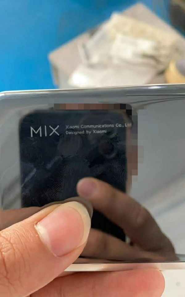 Logo “MIX” ở mặt sau của smartphone, điều này có thể khiến nhiều người ngạc nhiên bởi chiếc điện thoại cuối cùng thuộc dòng sản phẩm này là Mi MIX 3 đã lên kệ từ hơn 2 năm trước.