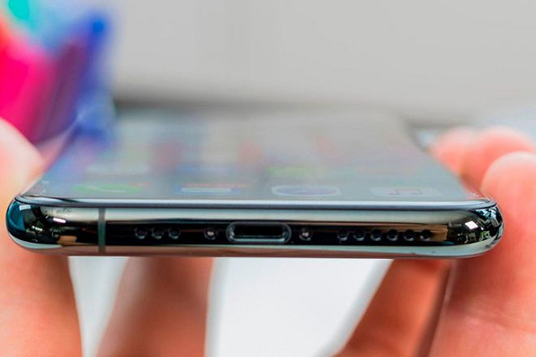 iPhone 13 được dự đoán sử dụng đồng thời cả Face ID và Touch ID dưới màn hình, camera chụp bầu trời đem và có thể bỏ hẳn cổng kết nối.