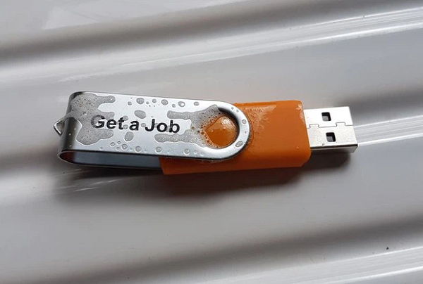 Chiếc USB mà tưởng cái bật lửa mới đen.